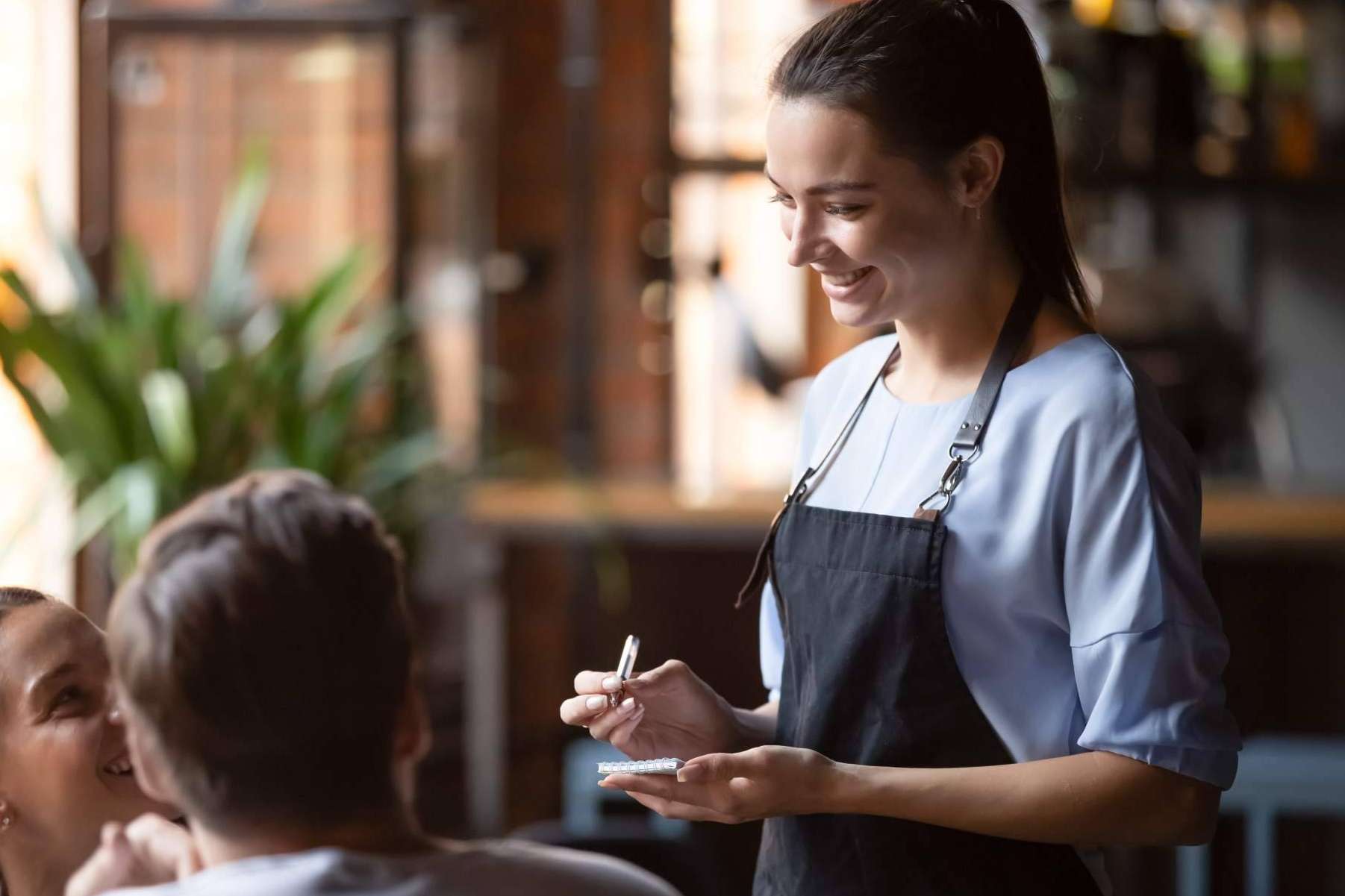 ¿Cuáles son los principales beneficios de aprender inglés trabajando en el extranjero?