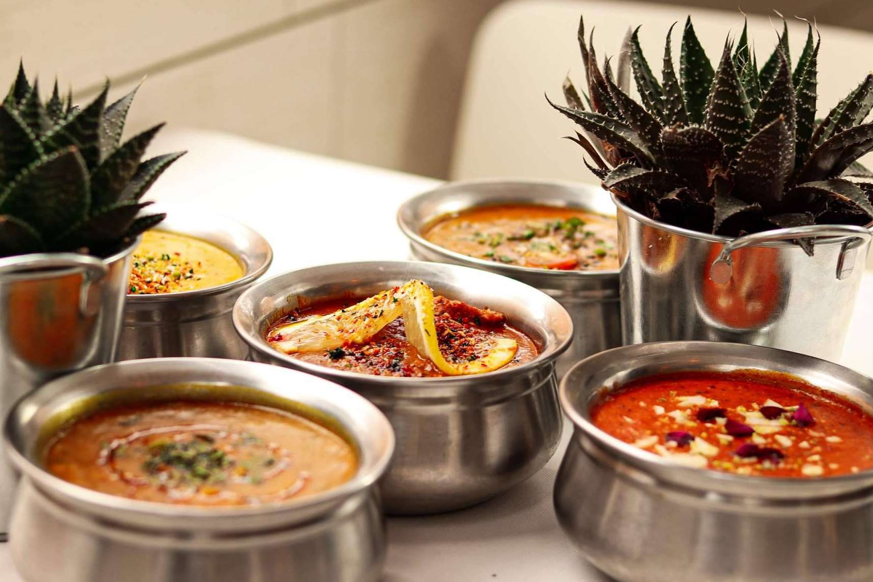 El restaurante cuya carta ha sido elaborada por la ganadora de Master Chef India ofrece un menú degustación por solo 31 € y ahora también se puede disfrutar en la Gran Vía de Madrid