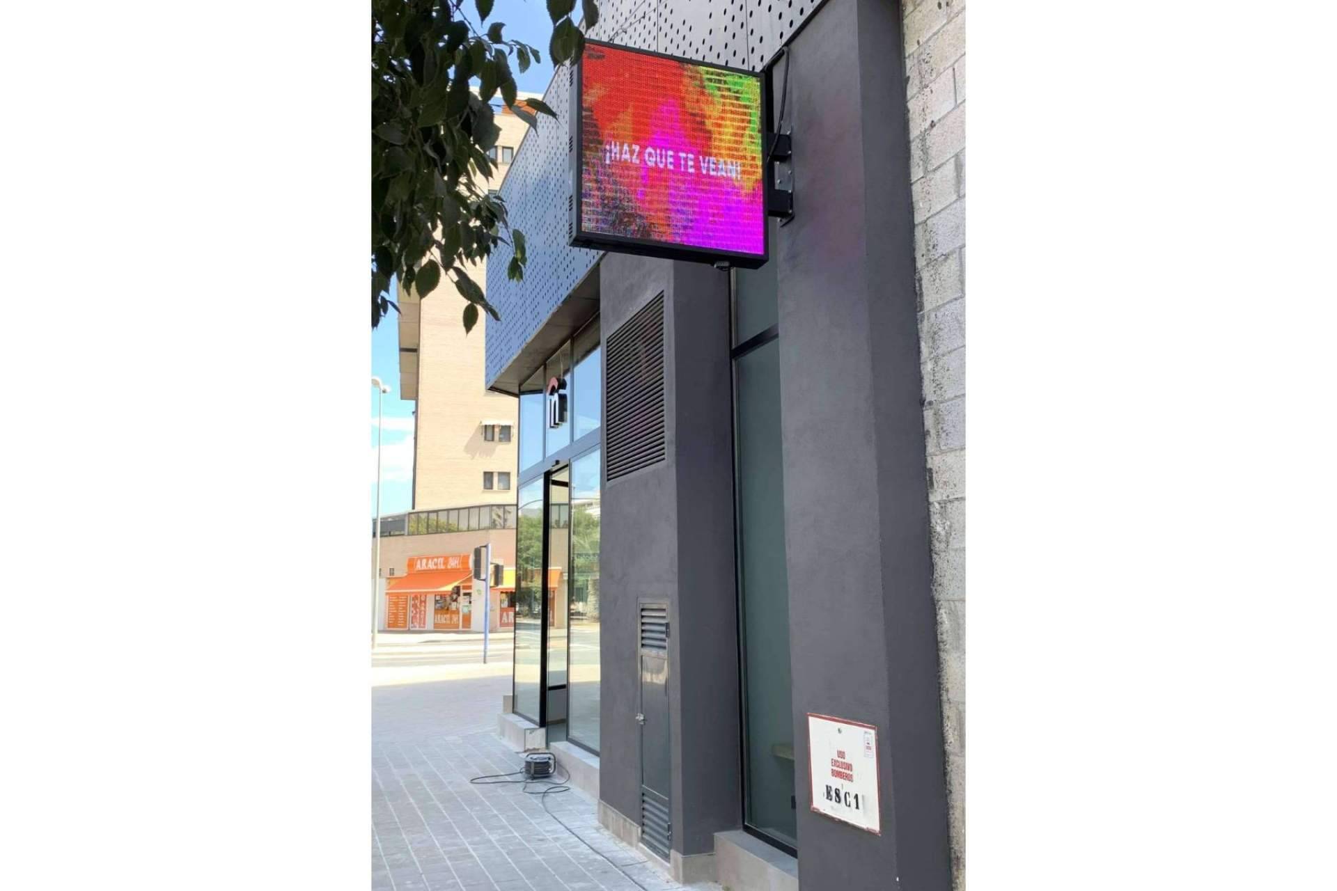 Para la publicidad exterior de hoy, las banderolas electrónicas se posicionan como una herramienta clave