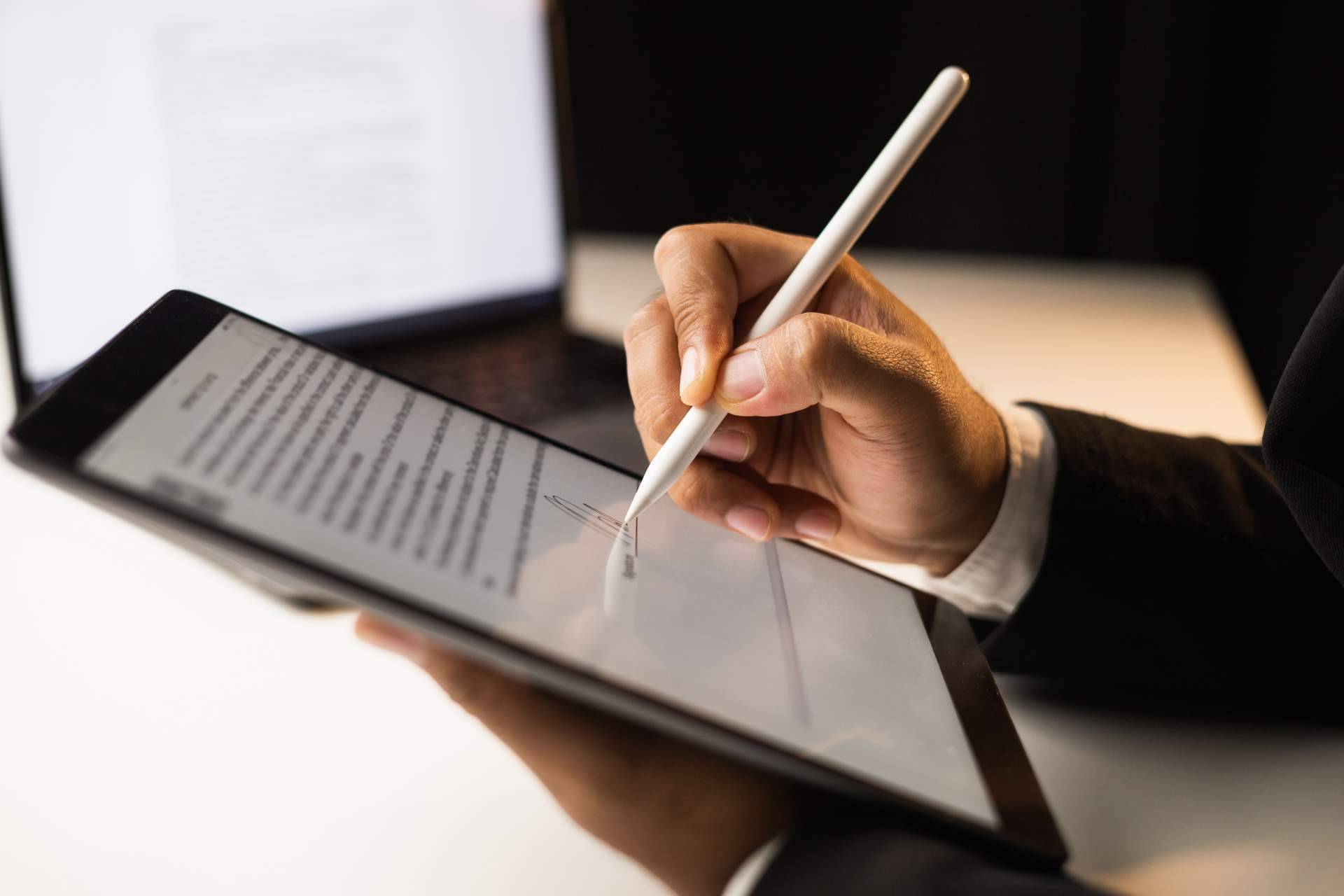 La firma de contratos con los servicios de Factorymail