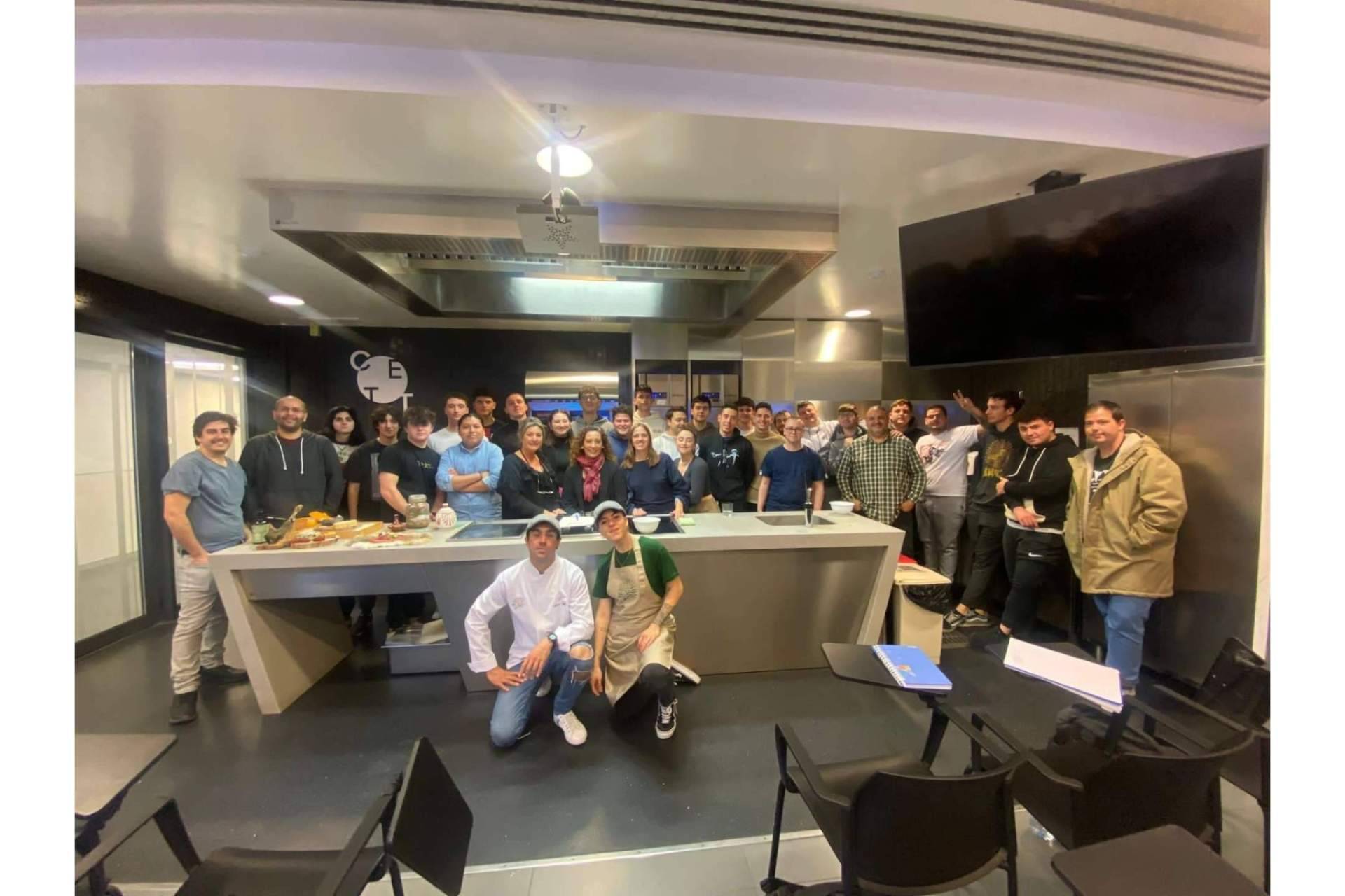 En 2 reconocidas escuelas de hostelería de la ciudad condal, Eating in Ibiza, de la mano de los chefs Álvaro Sanz y Paco Alcahud, promociona la gastronomía de Ibiza
