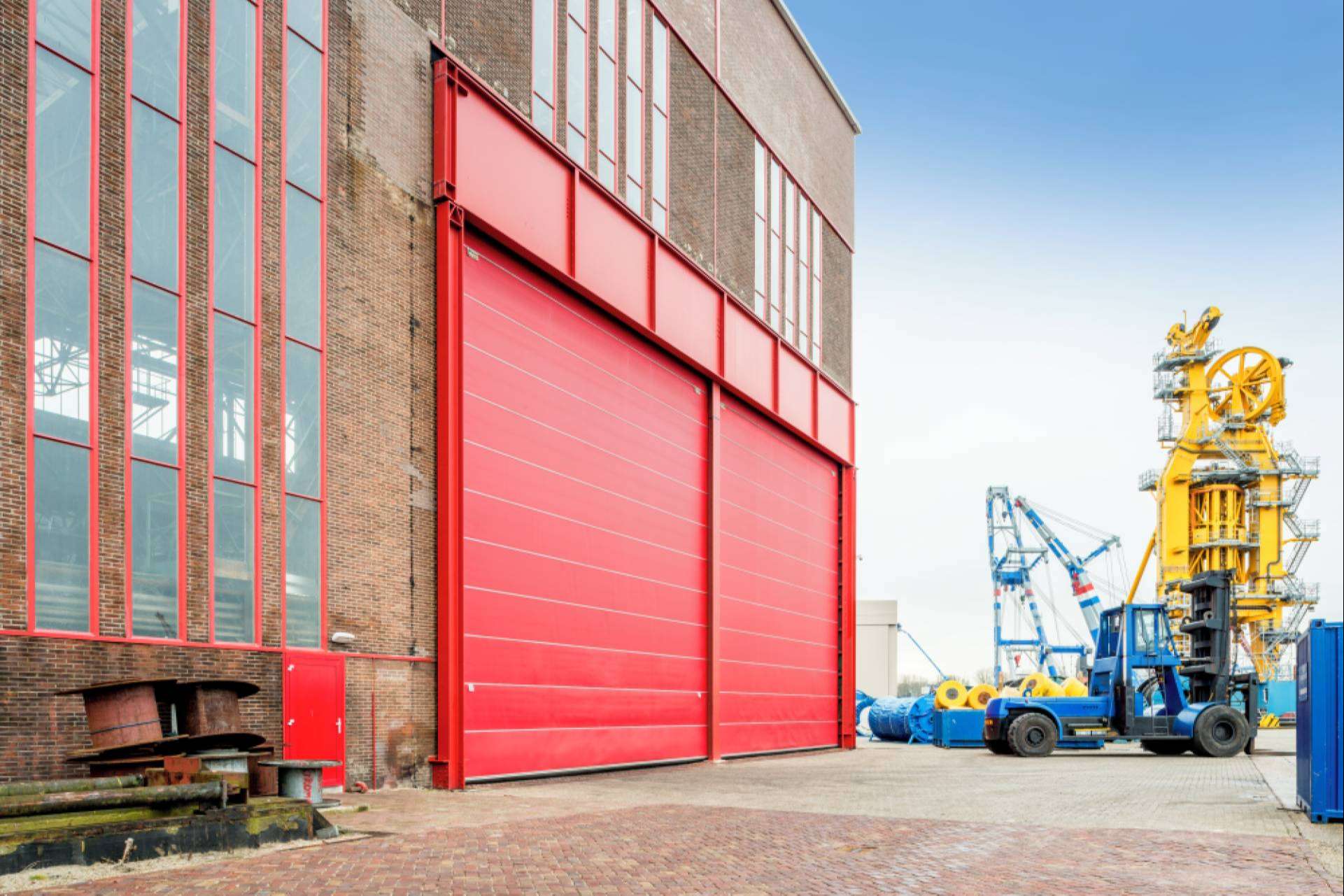 Mejorar el desarrollo industrial con las puertas de grandes dimensiones de ASSA ABLOY