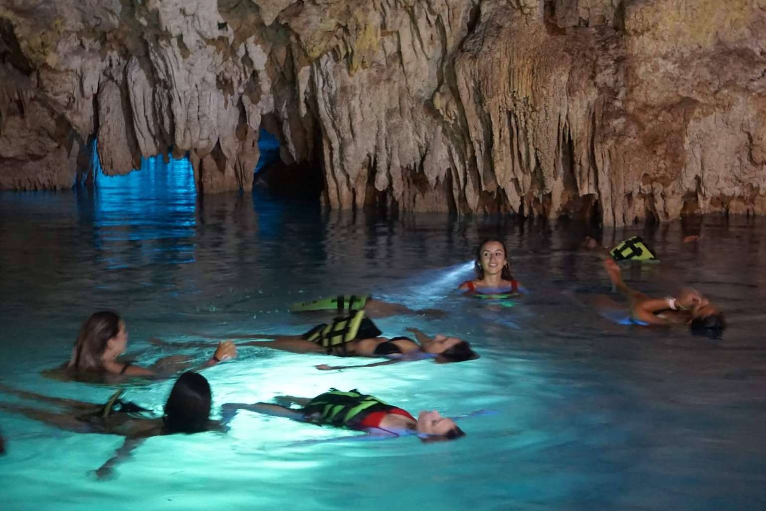 Experiencia inmersiva en los cenotes, la propuesta de Tierras Mayas