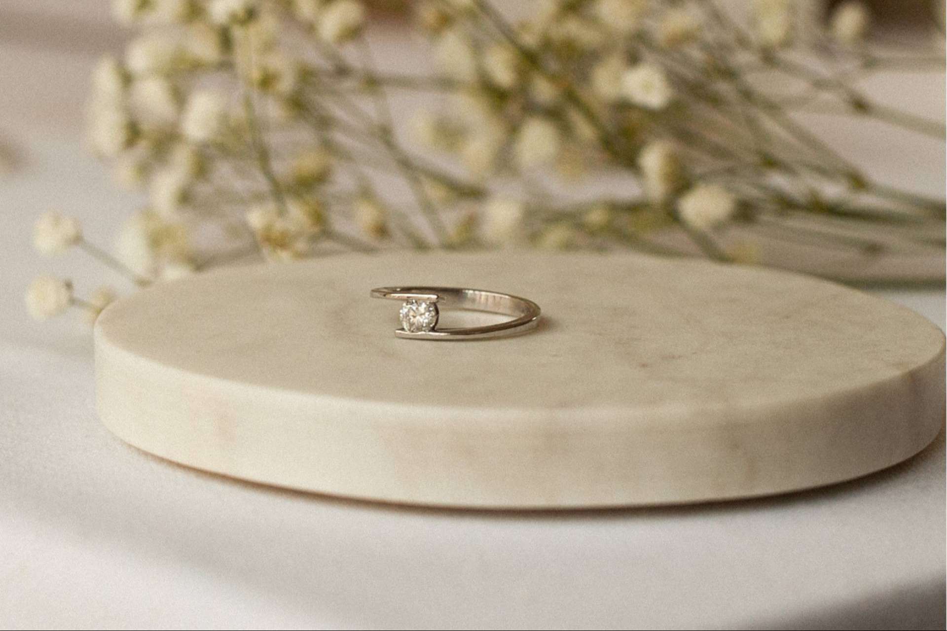 Mimoke ofrece una gama singular de anillos de compromiso de diamantes de laboratorio