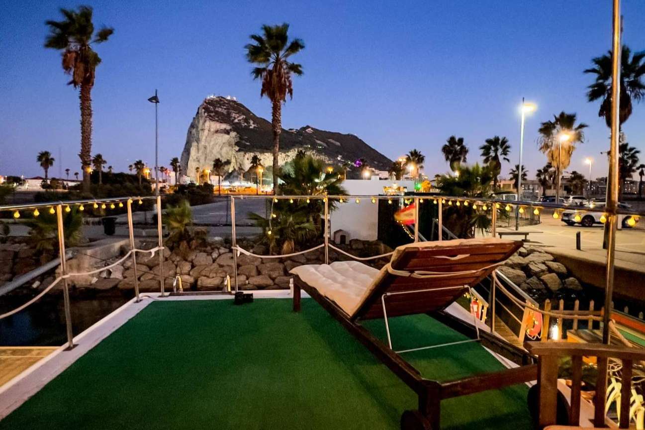La experiencia de visitar Andalucía y alojarse en casas flotantes en España