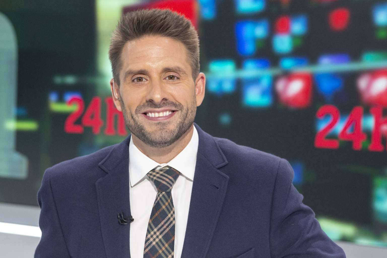 El presentador de noticias de TVE que destaca por su versatilidad y enfoque creativo, Àngel Pons