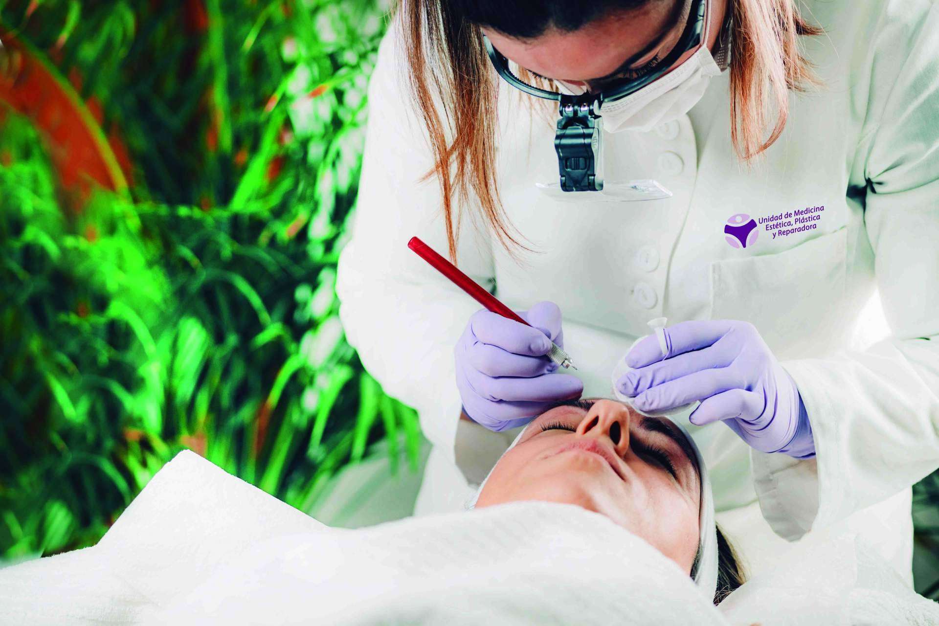 ¿Qué ofrece la Unidad de Medicina Estética, Plástica y Reparadora del Hospital de la Reina en cirugía estética?