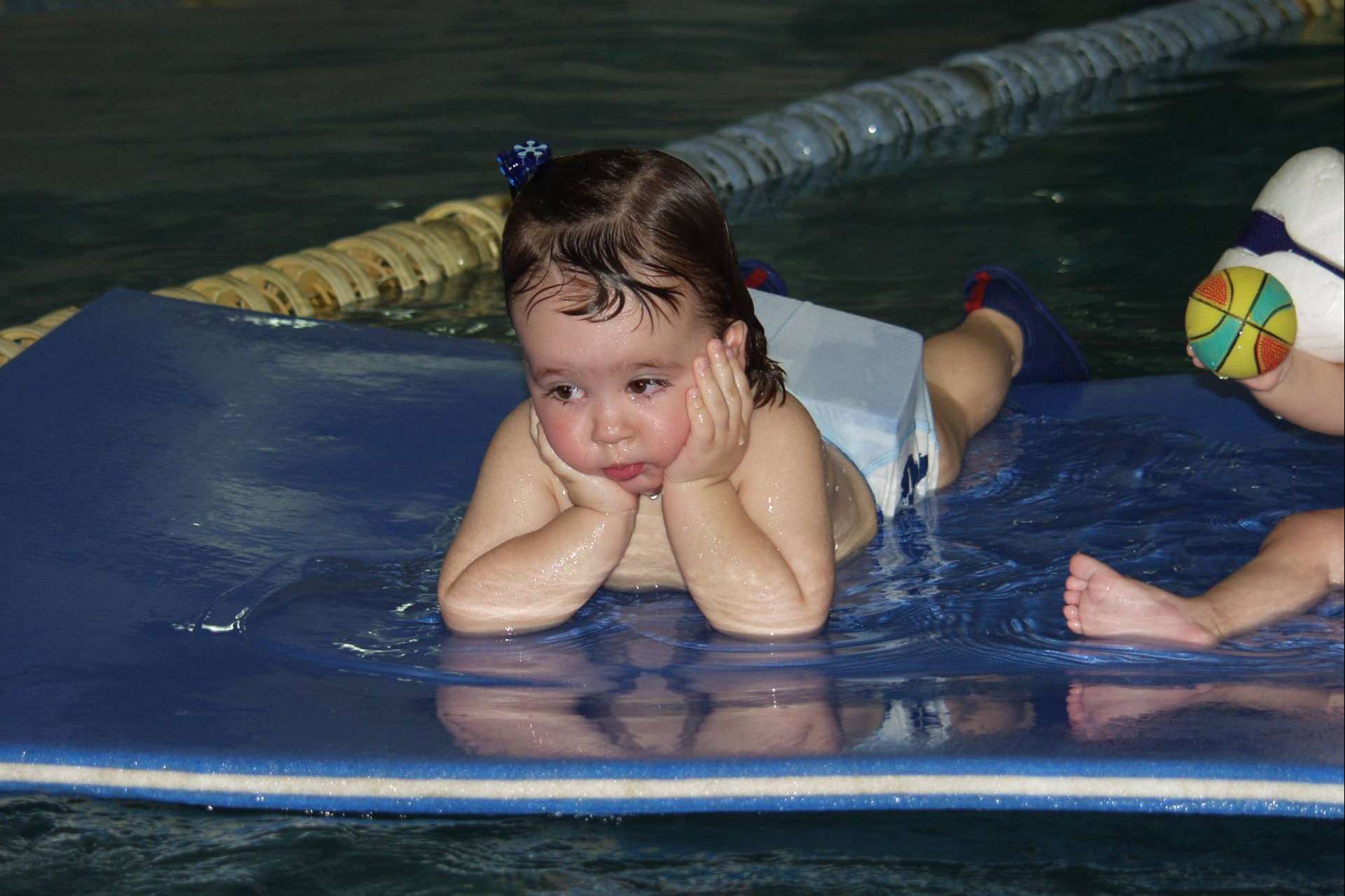 Beneficios de las clases de natación para poblaciones especiales en el gimnasio Mabuni de Vallecas