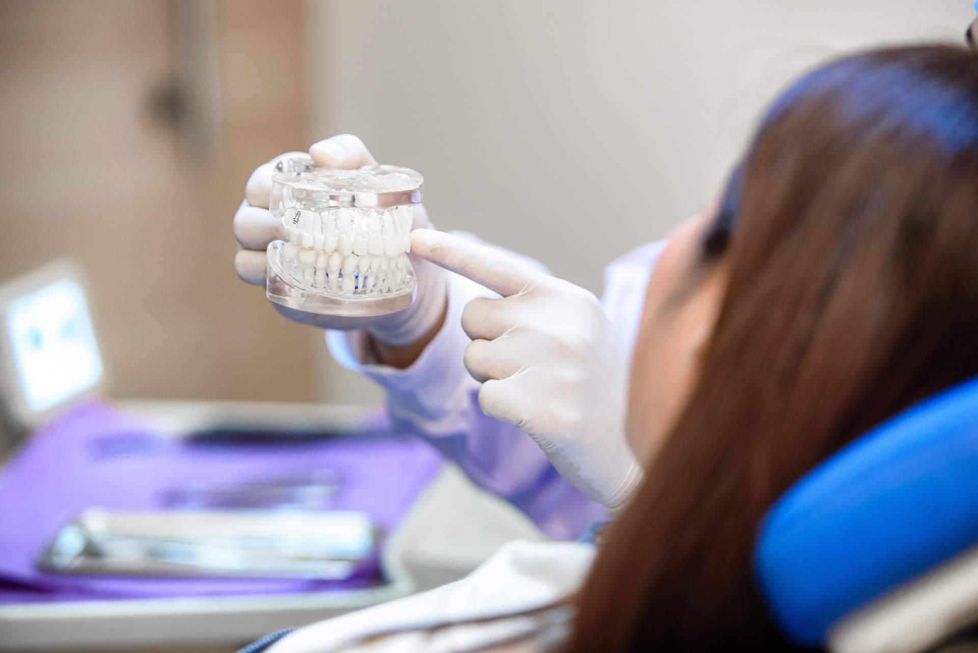 Beneficios de realizarse tratamientos de estética dental en verano, de la mano de Clínica Dental Delgado
