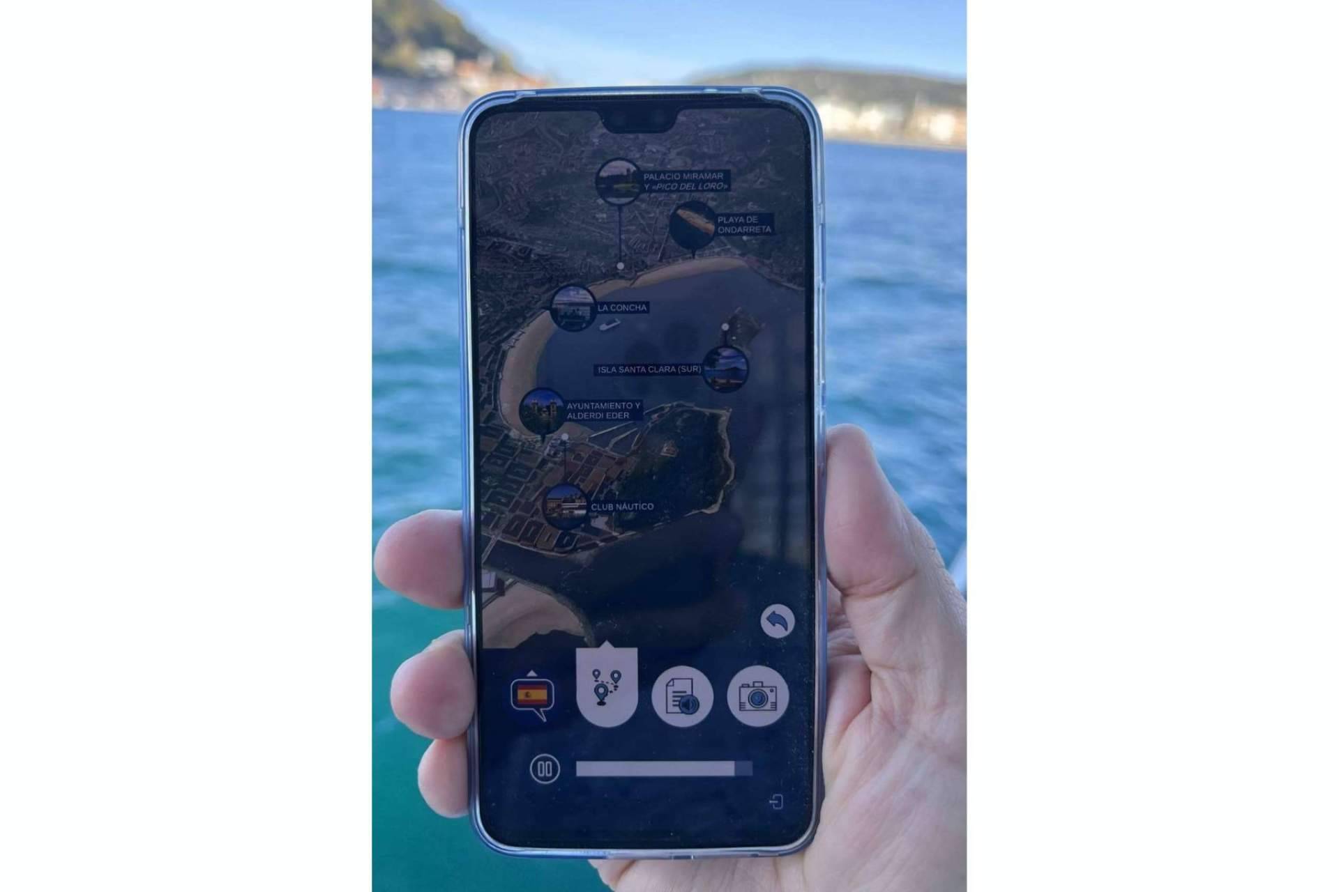 Recorrer la costa de San Sebastián en el catamarán Ciudad de San Sebastián