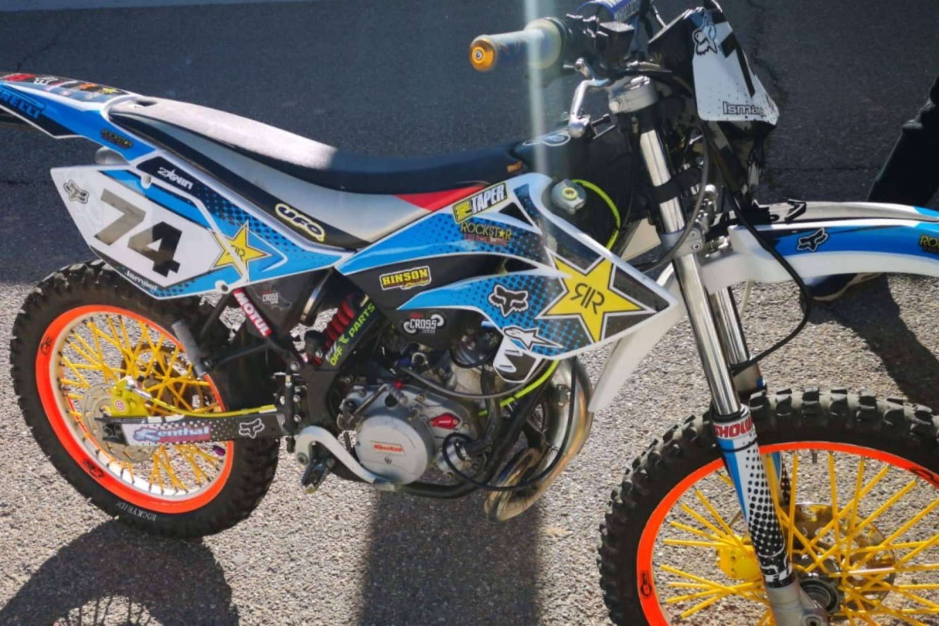 Plásticos y adhesivos para motos off road de la mano de ADHESIVOSEMBARRADOS