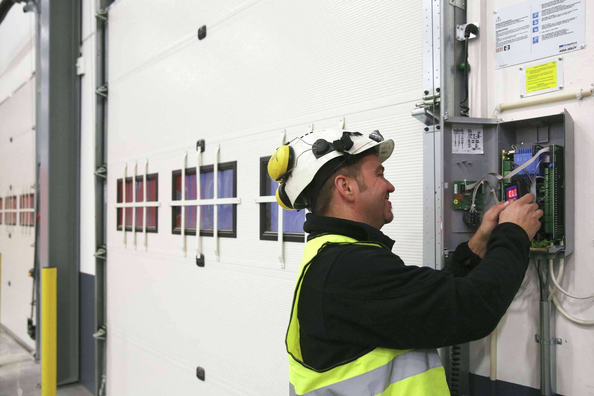 El mantenimiento para las puertas automáticas industriales y peatonales, ASSA ABLOY explica las diferentes normativas