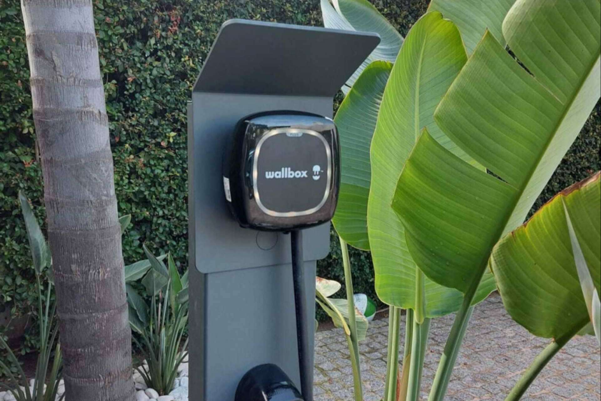 ¿Por qué los conductores de vehículos eléctricos escogen cargar en casa?, por ChargeGuru