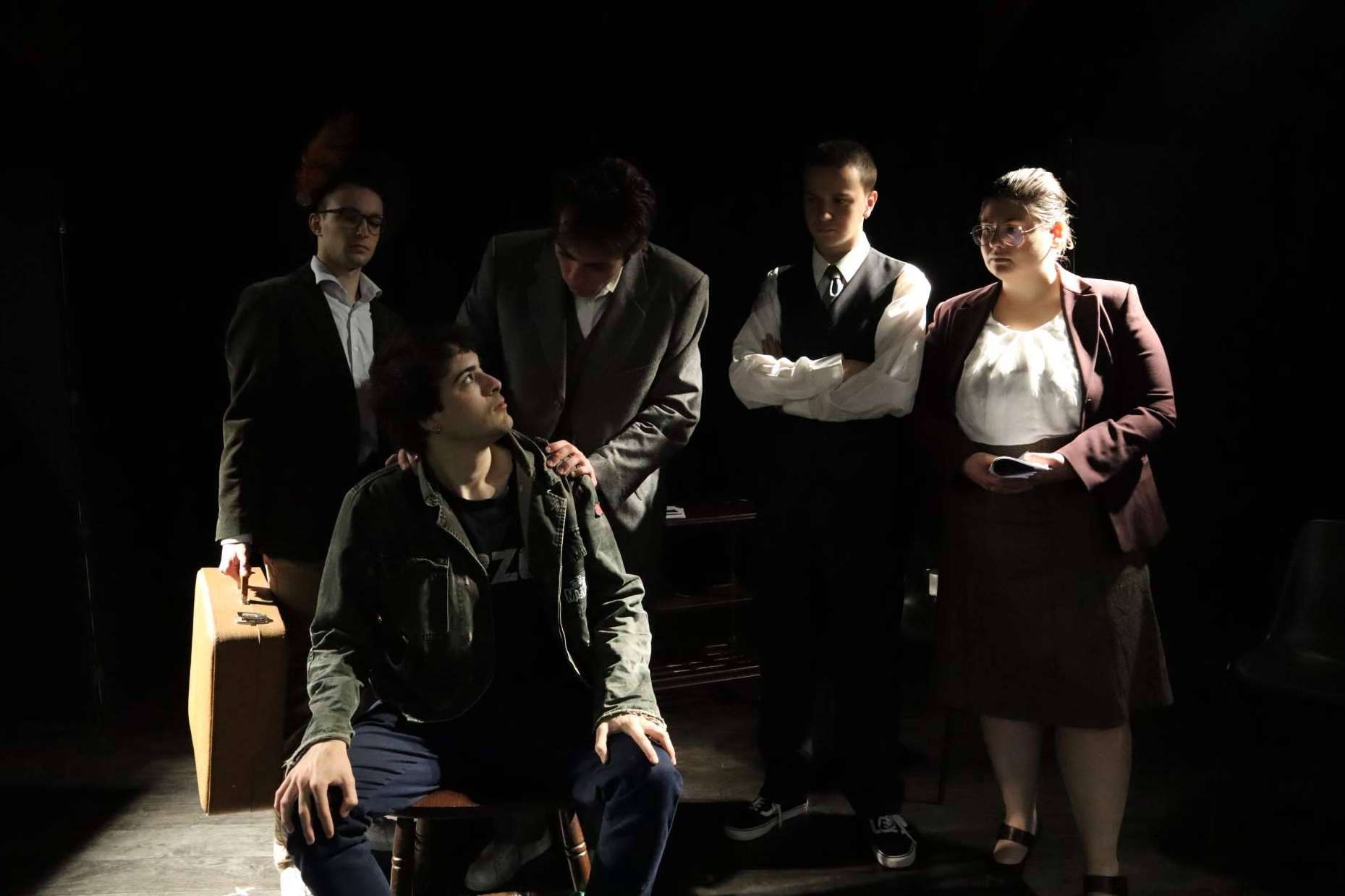 Exploración de temas relevantes y reflexión crítica sobre la sociedad y la cultura, con el teatro universitario