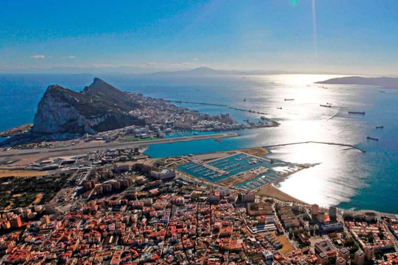 Conocer La Línea de la Concepción con alojamiento en las casas flotantes