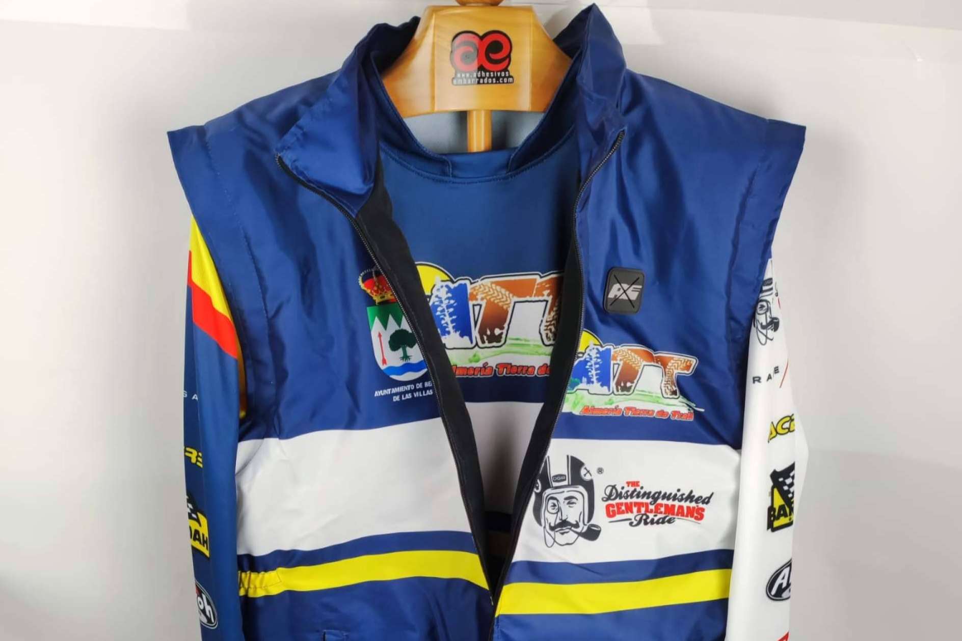 ADHESIVOSEMBARRADOS es una tienda especializada en equipamiento personalizado de motocross y enduro