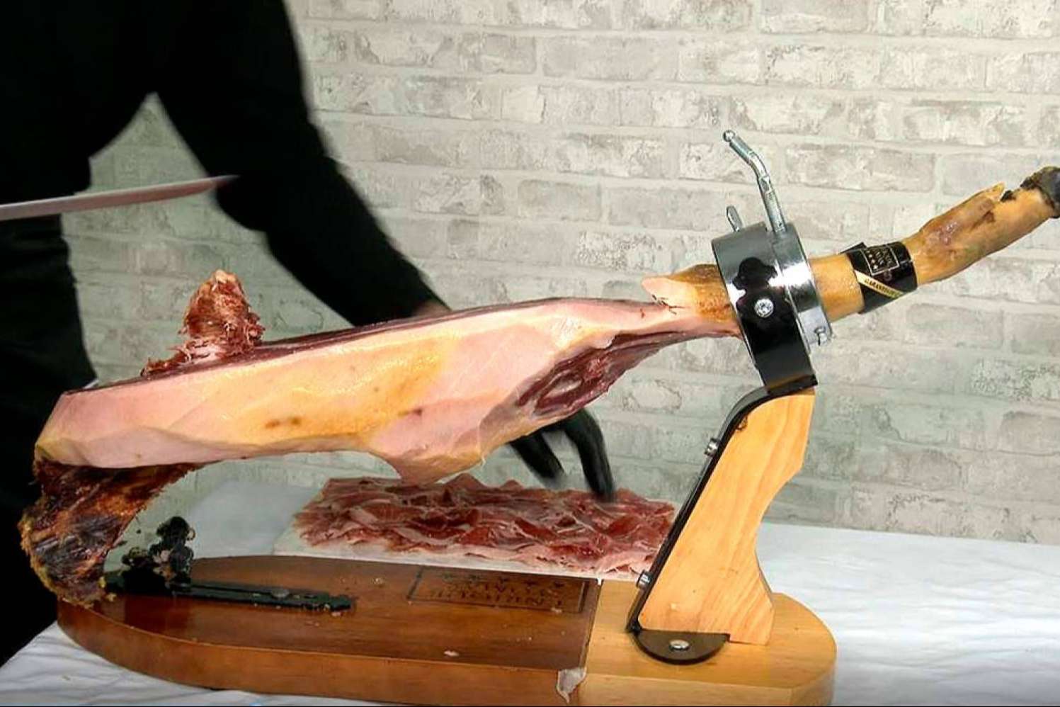 Abrir un jamón ibérico con los trucos de Enrique Tomás