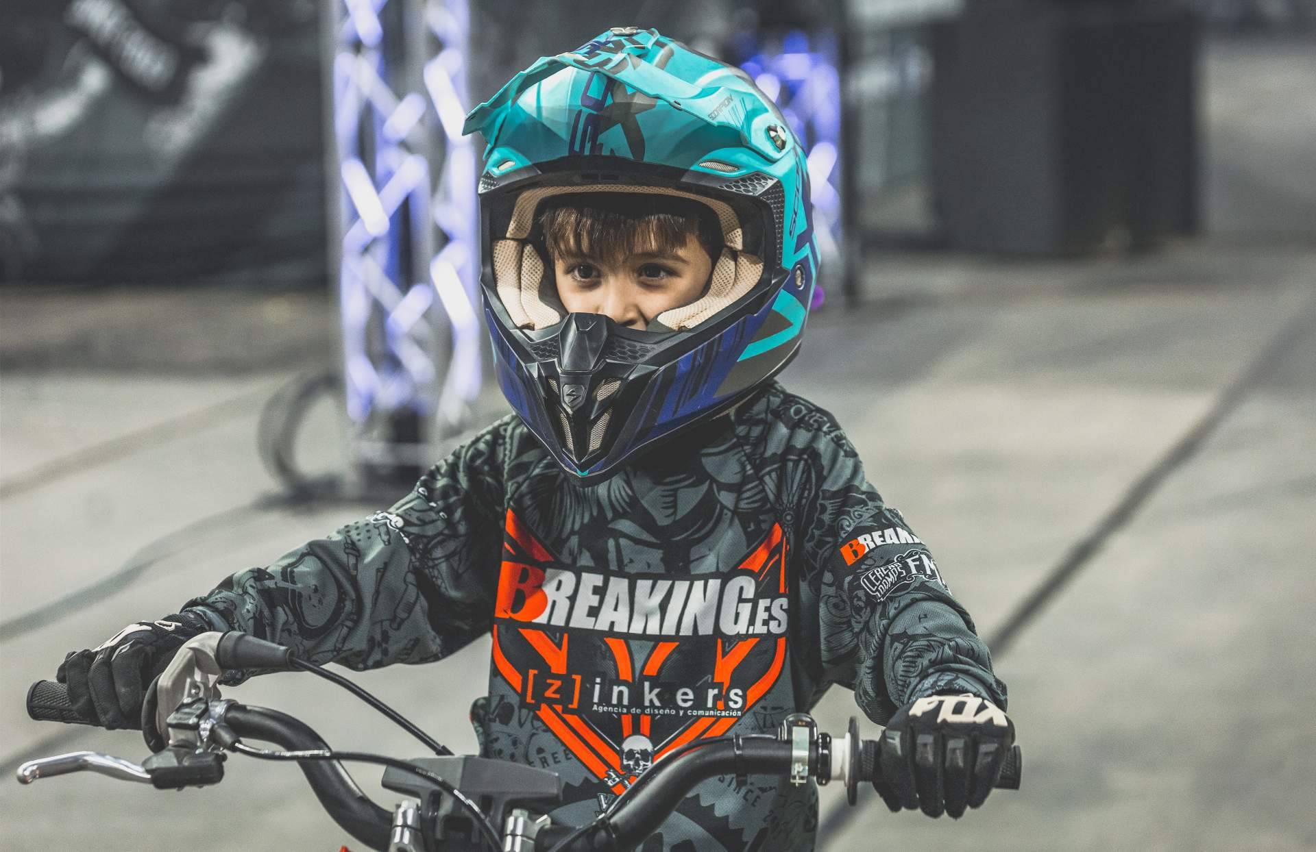 Los pilotos del equipo Breaking de Freestyle Motocross realizarán un espectáculo de acrobacias en moto exclusivo para los alumnos de la escuela de motocross Motoffroad de Zona Motor Ametlla Park