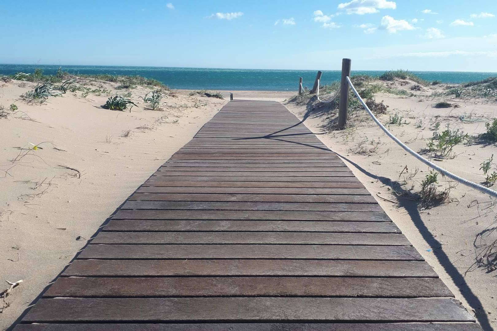 Pasarelas de playa de plástico reciclado; la propuesta innovadora de Abadecom en Masalfasar, Valencia