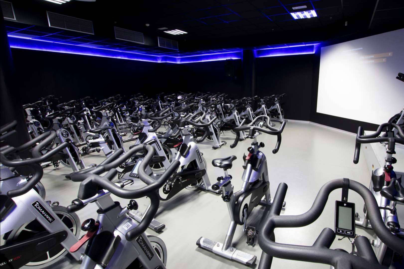 Vivir la emoción del cycling virtual en VivaGym