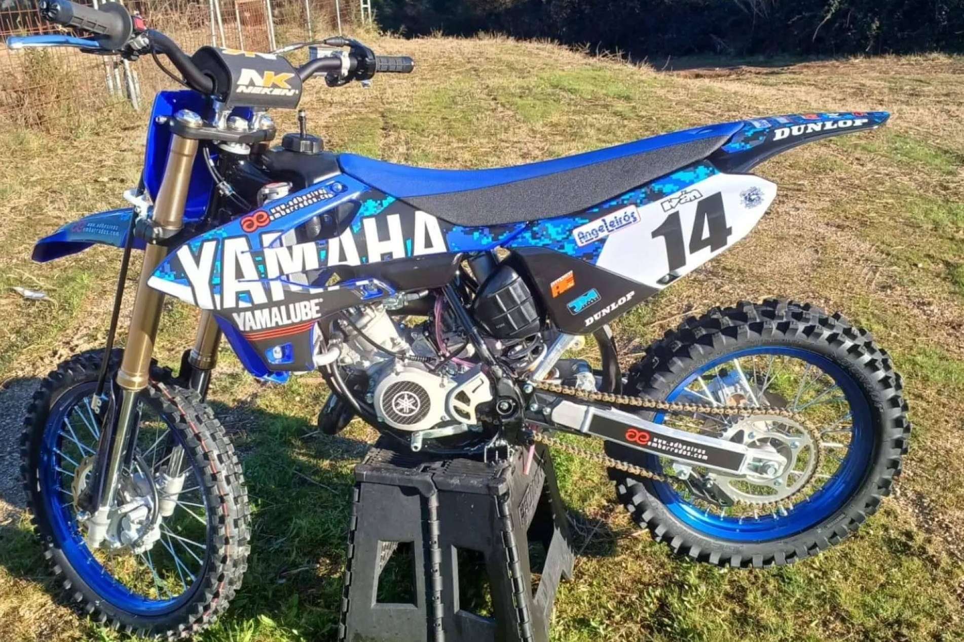 ADHESIVOSEMBARRADOS incluye nuevos modelos de pegatinas para moto en su catálogo