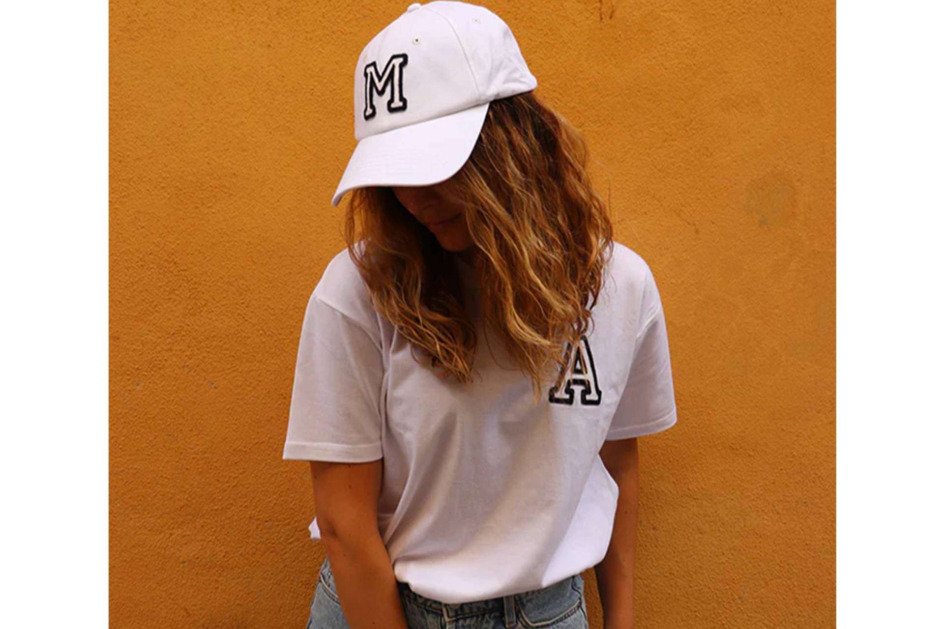 Las camisetas personalizadas con inicial son una prenda única para este verano