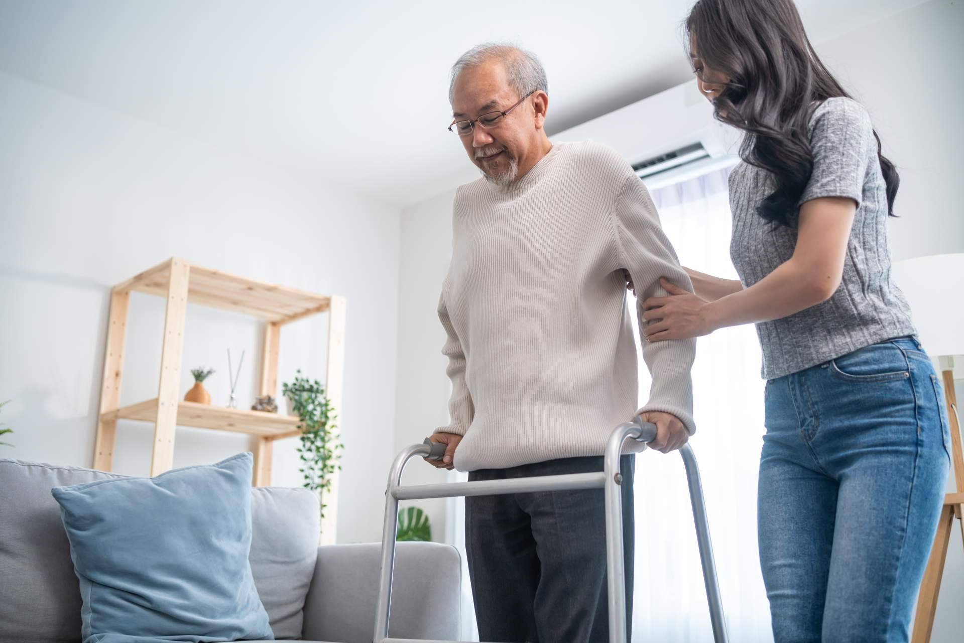 Atención especializada y calidad de vida para el cuidado de personas mayores de la mano de Family Servit