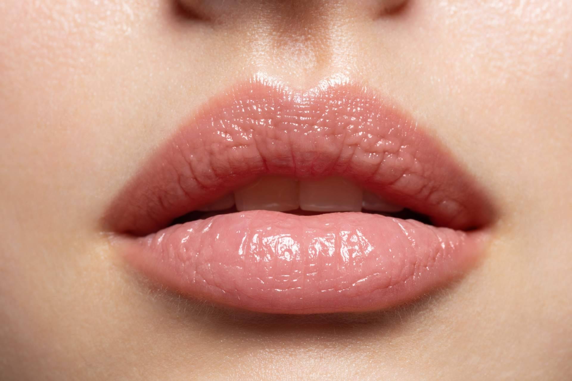 Tratamiento de perfilado e hidratación de labios para lograr labios perfectos con Alluring Clinic, en Madrid