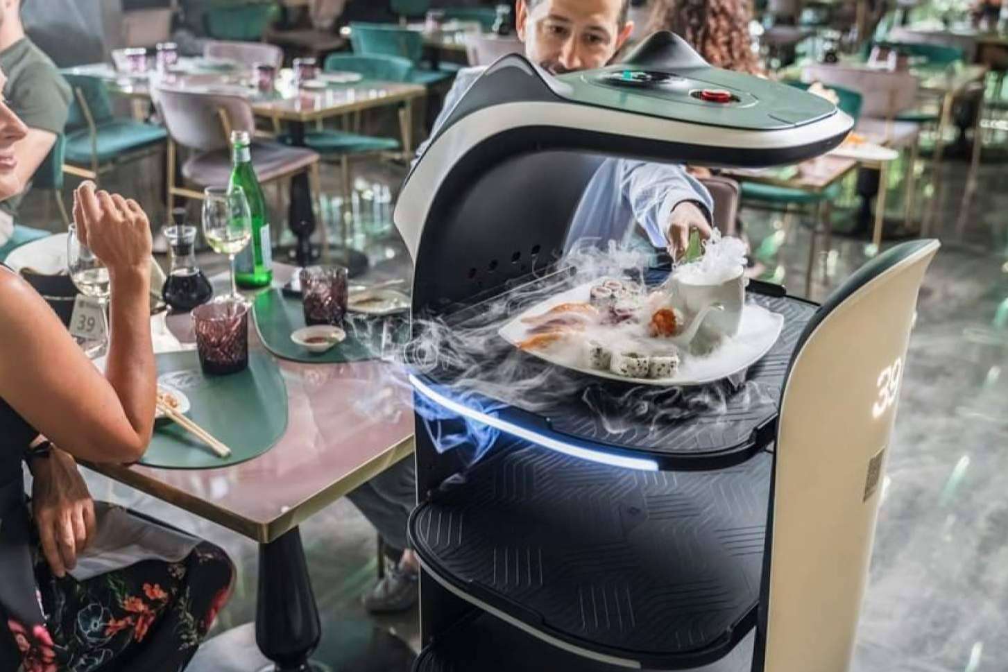 Rentabilidad y eficiencia con el robot camarero para restaurantes