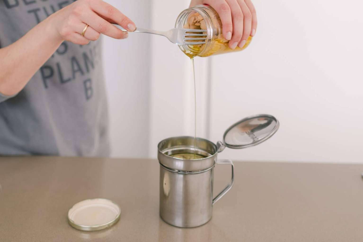 La importancia de reciclar el aceite usado de cocina. Alternativas disponibles de reciclaje y reutilización