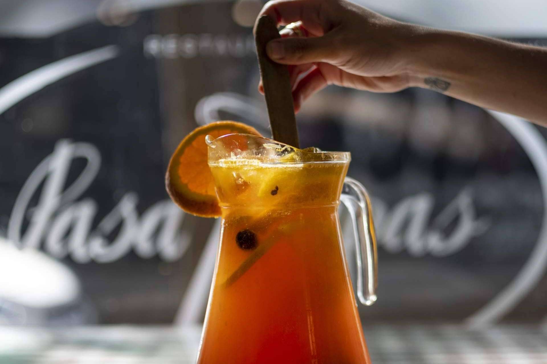 Probar los platos de un restaurante tradicional español en Pasa Tapas, en la Barceloneta