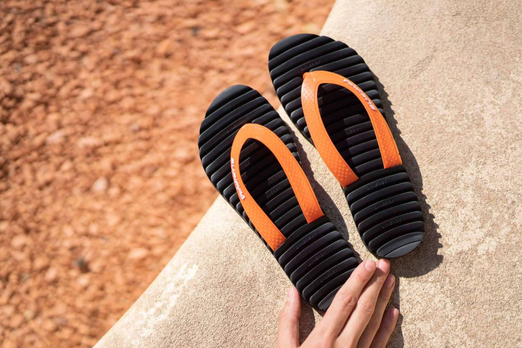 Las chanclas de doble amortiguación que revolucionan la recuperación de los pies fatigados de los deportistas