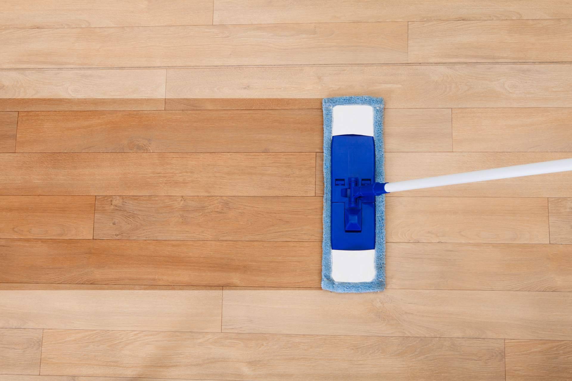 Barniz al agua o barniz al disolvente. ¿Cuál es la opción más recomendable para barnizar el suelo de una casa?