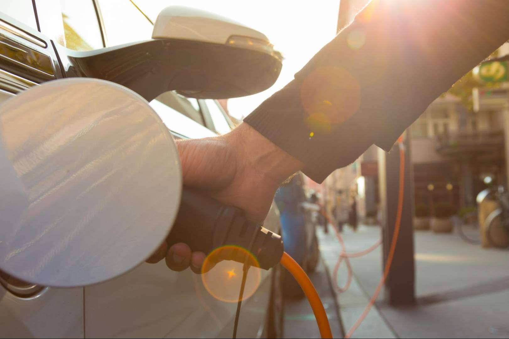 Por la compra de un vehículo eléctrico, entra en vigor la deducción del 15 % en el IRPF
