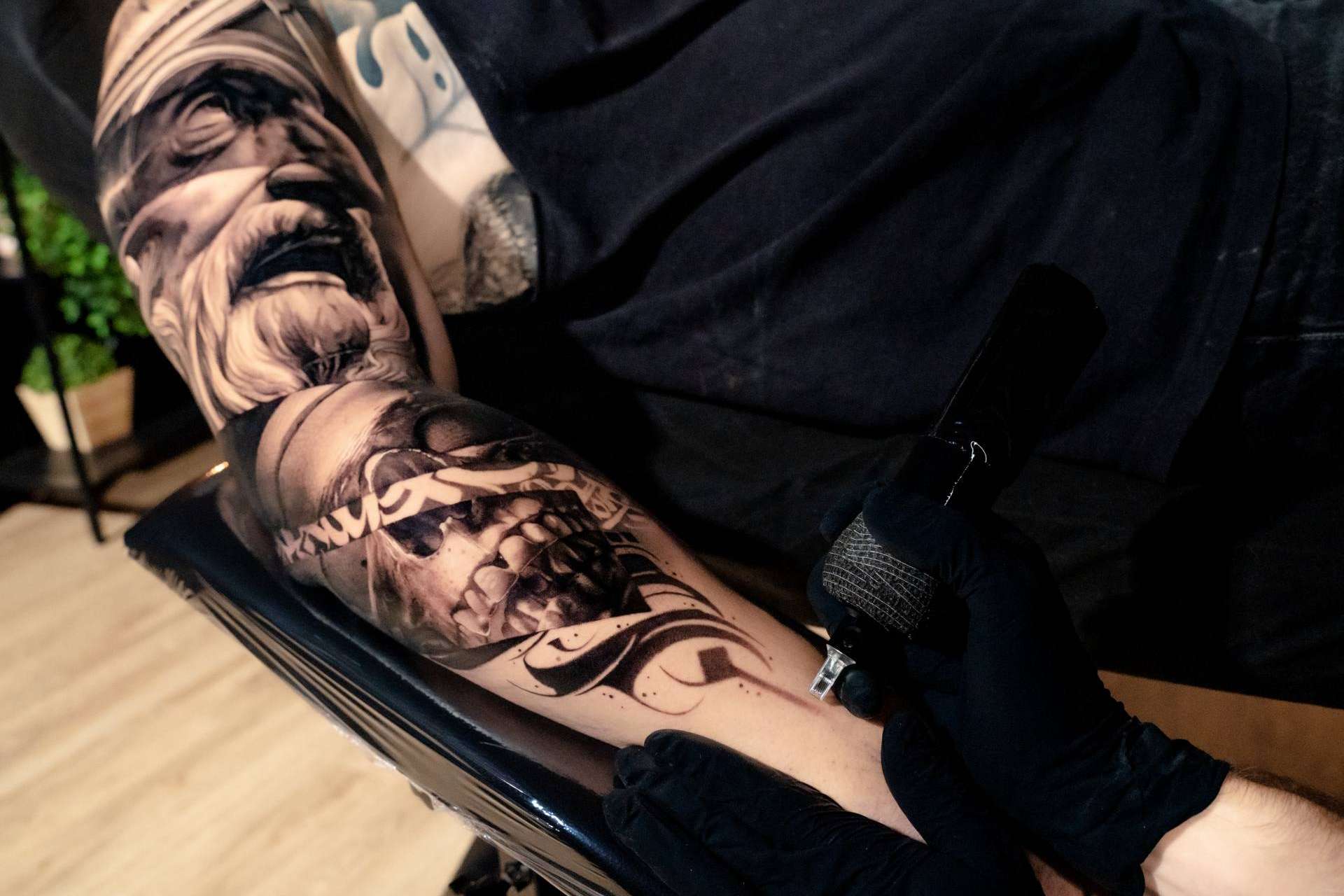 El curso de tatuajes en el brazo para hombre que no deja de ganar adeptos, por Habbility