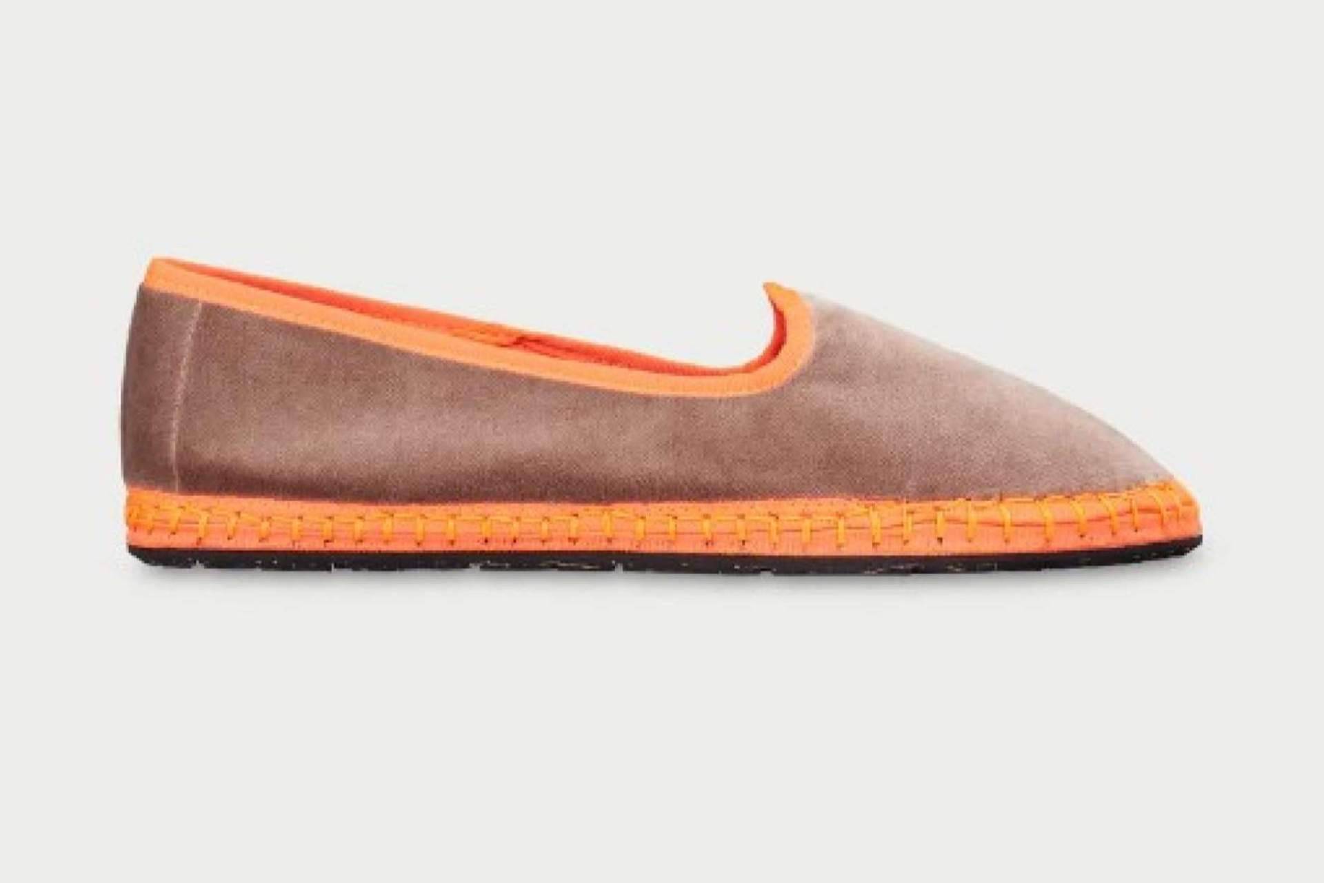 Lucía Pombo viste con los zapatos de la firma de moda española Flabelus