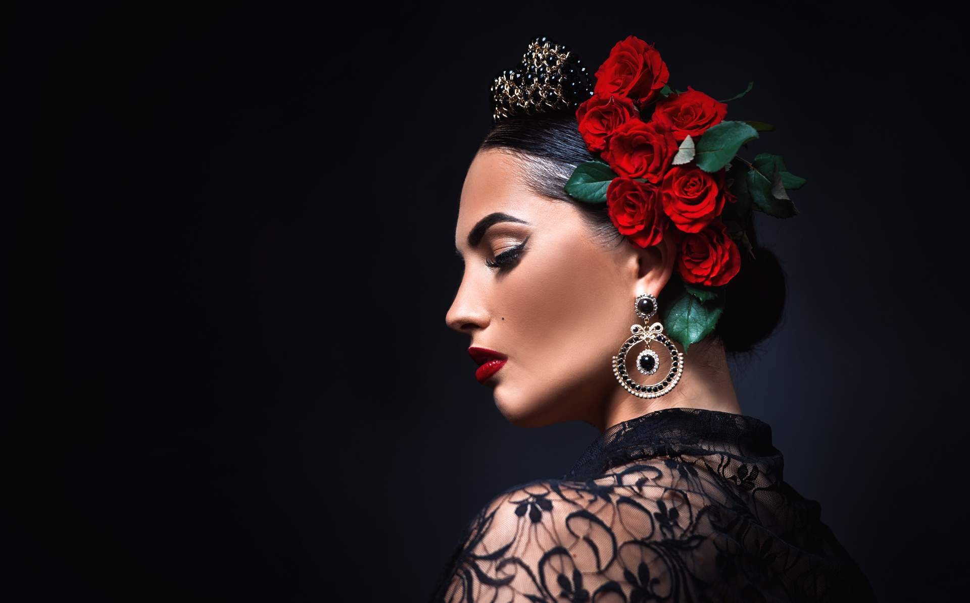 Para el look de feria con Viva La Feria, elegir la peina flamenca perfecta