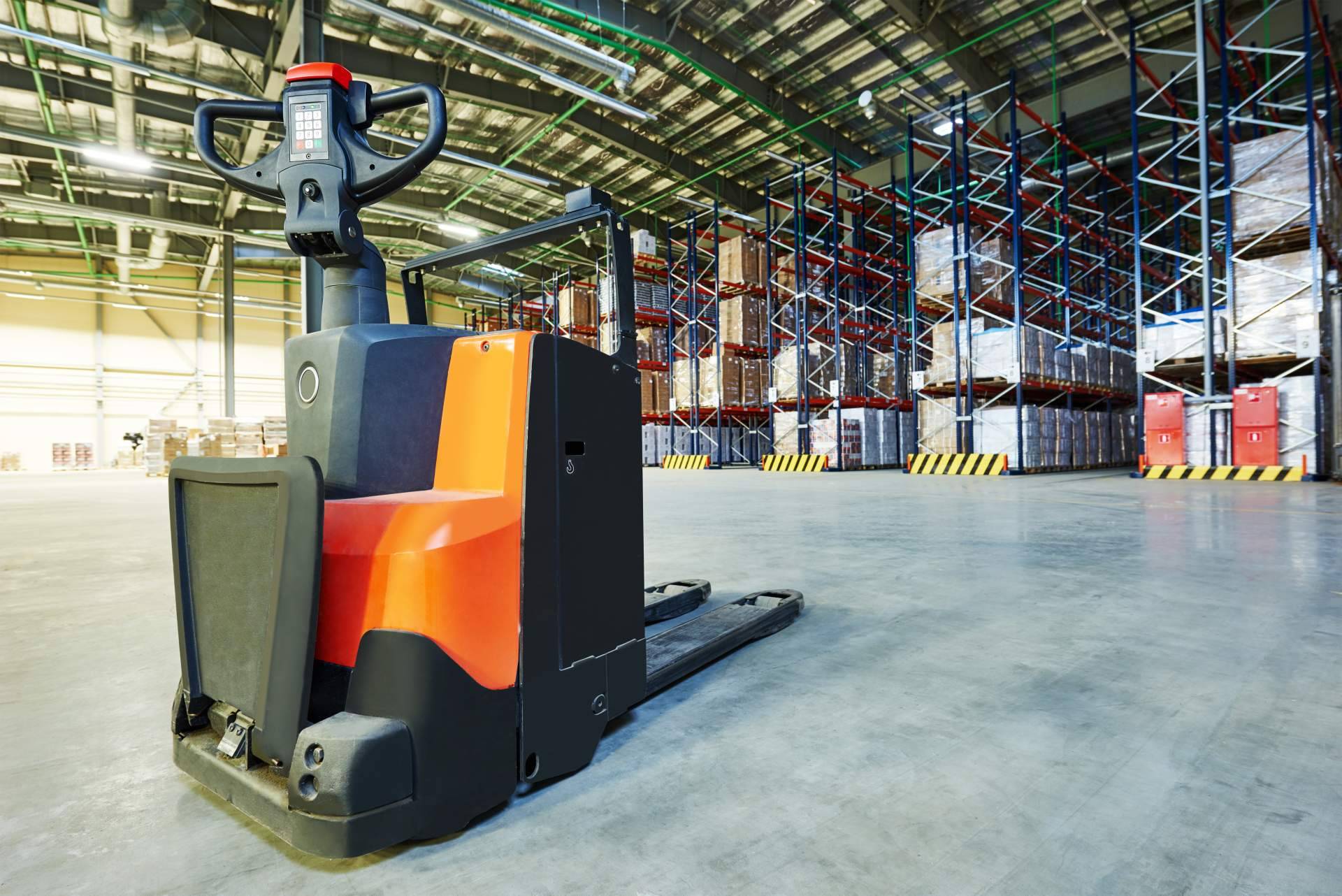 Montacargas eléctrico con Mesumex, la solución para facilitar los trabajos de almacenaje en empresas
