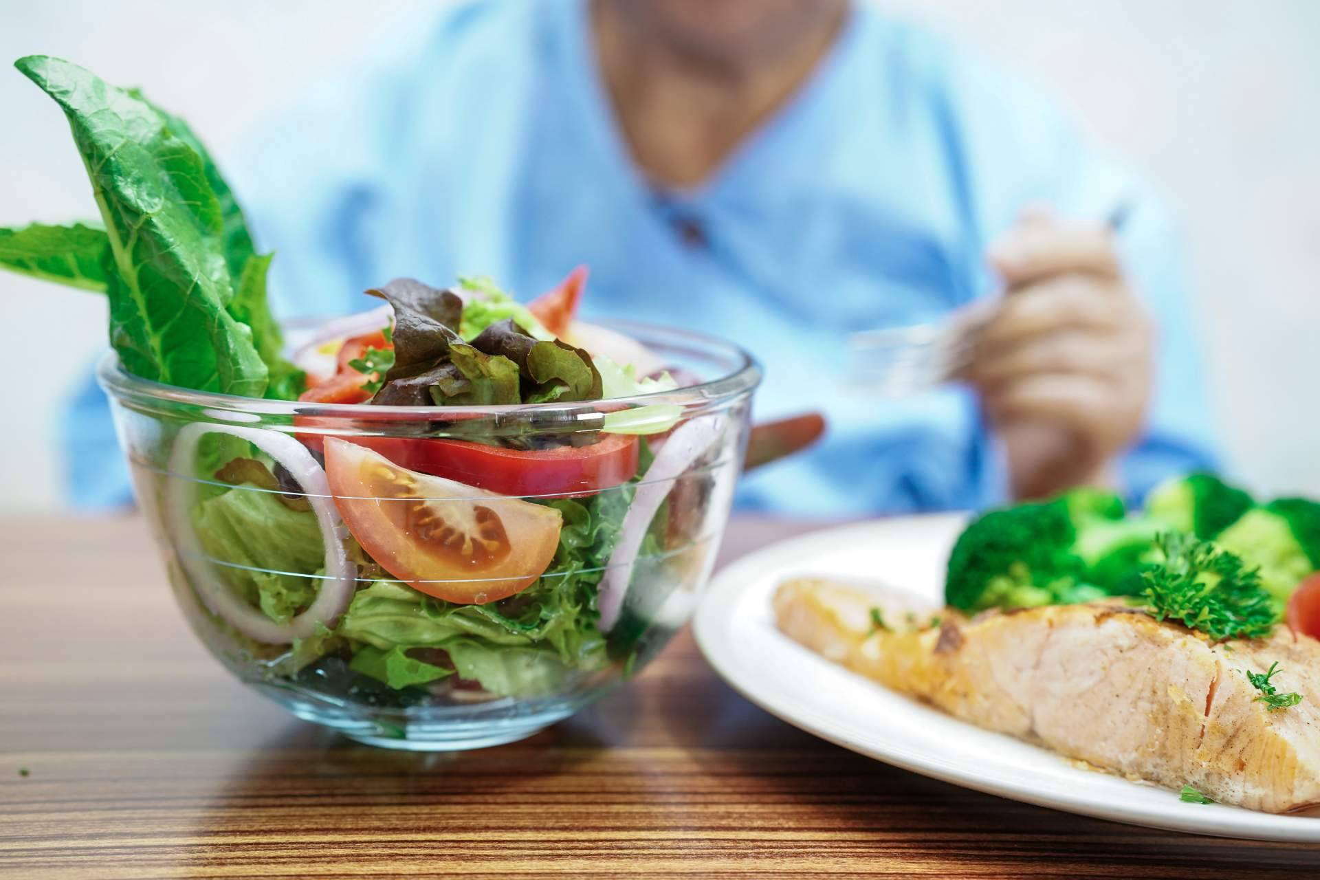 La prevención de la deficiencia de nutrientes y enfermedades metabólicas en las personas mayores y su importancia