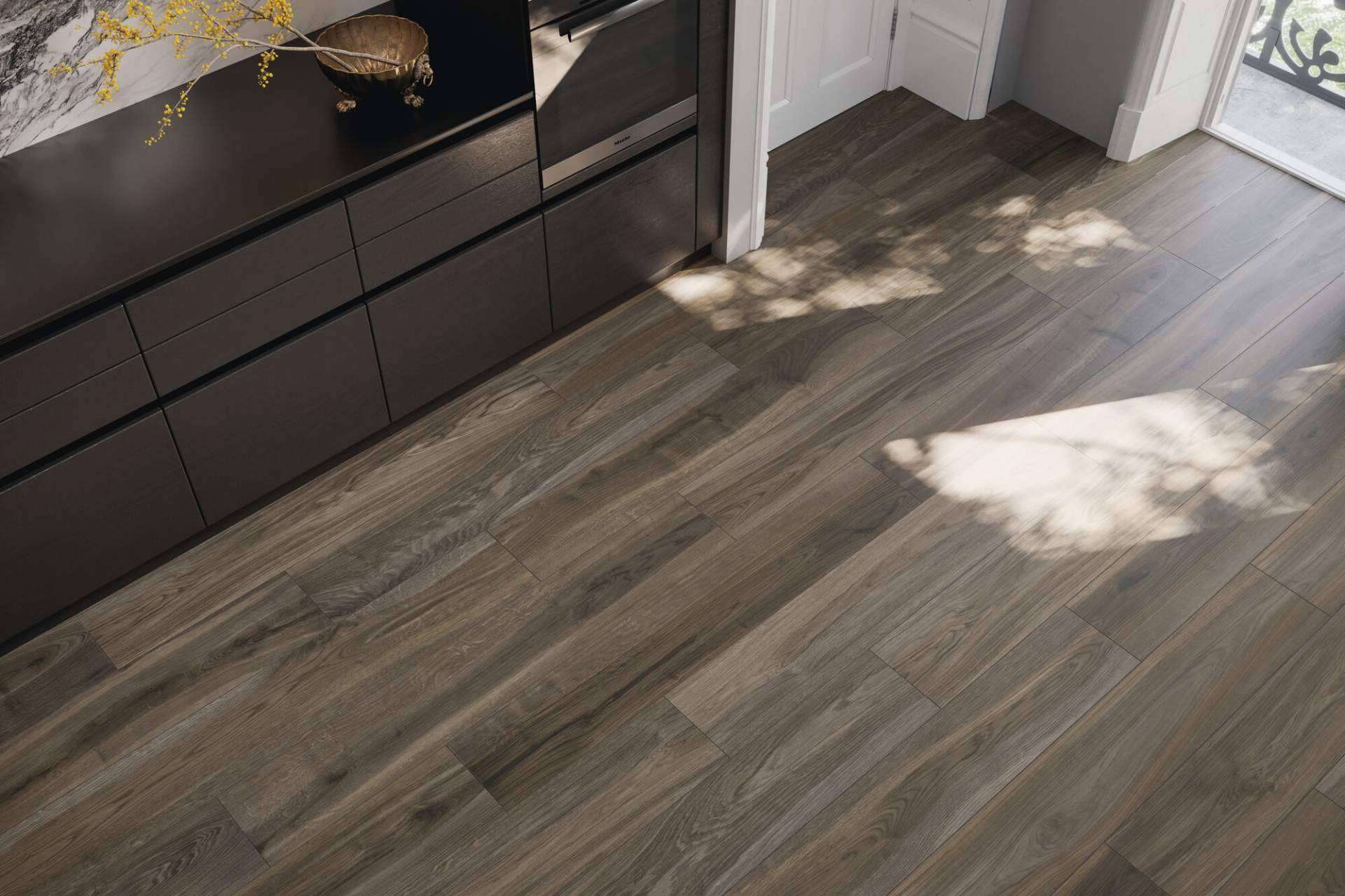 Varios modelos de suelo porcelánico de imitación de madera, en Interazulejo