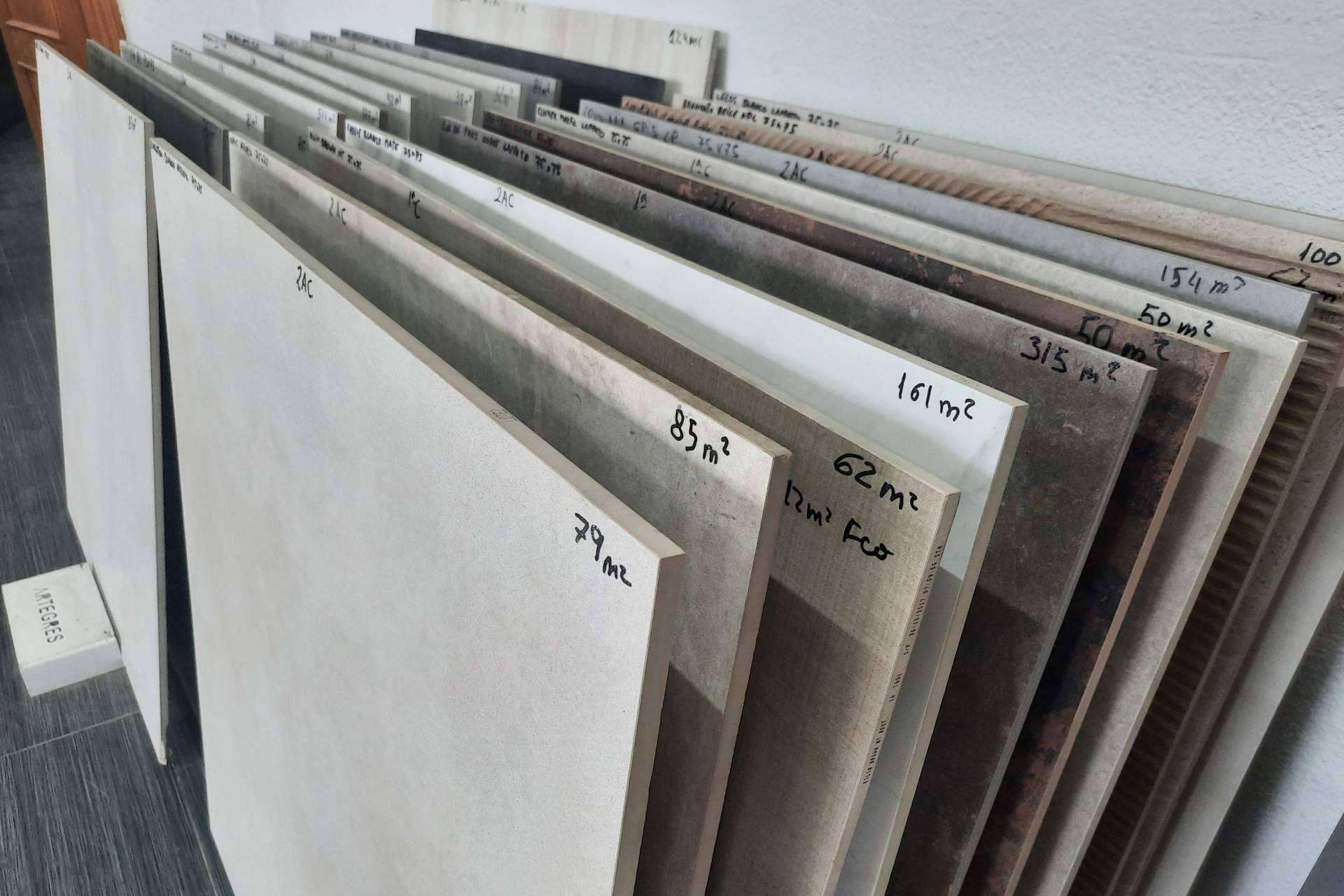 Gran variedad de azulejos porcelánicos modernos y actuales, disponibles en el catálogo de Artegrés