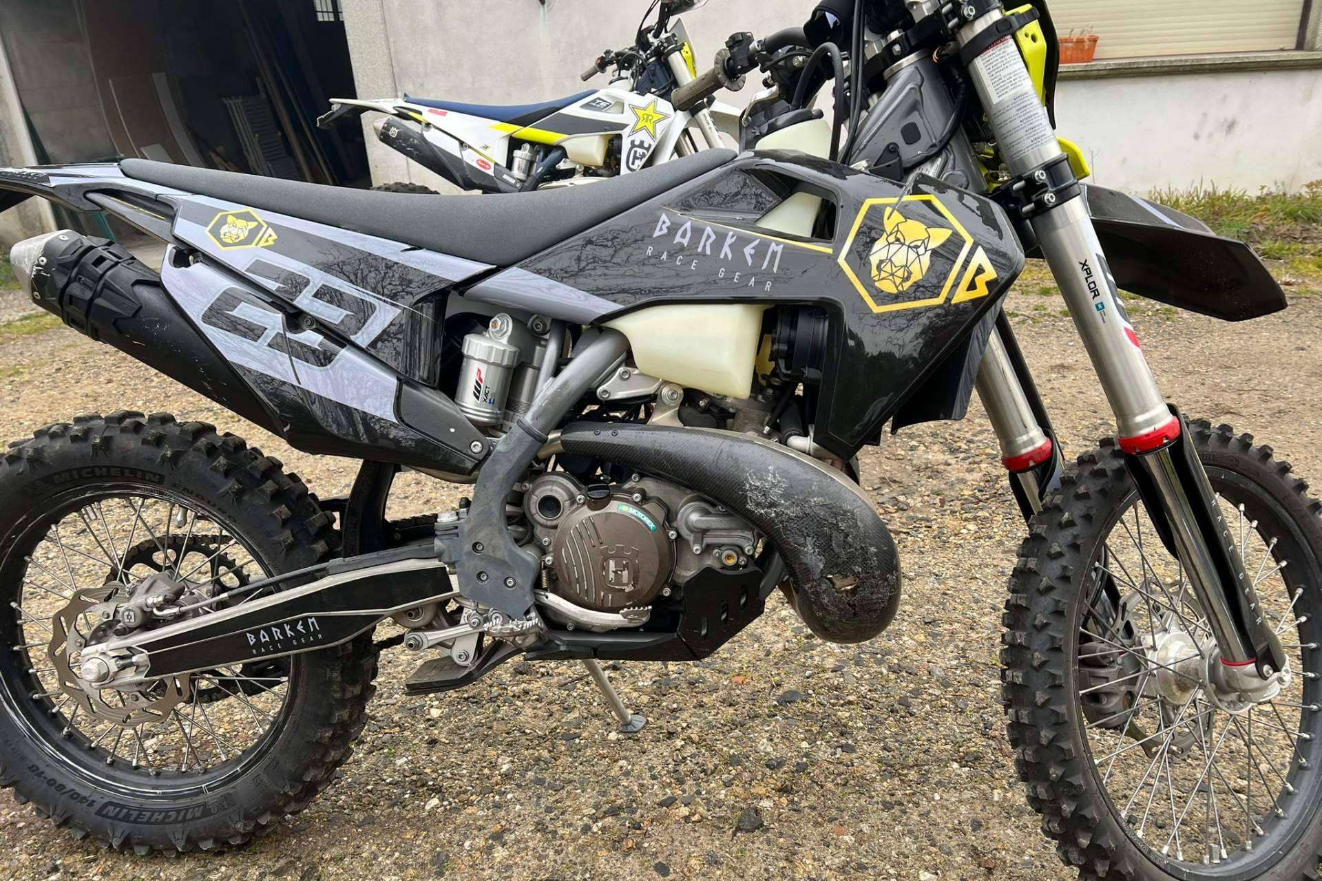 ADHESIVOSEMBARRADOS dispone de adhesivos para motocross personalizados