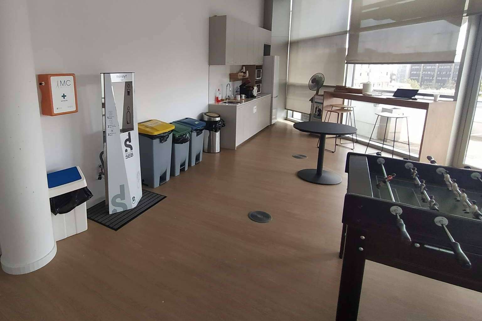 Ahorro económico; los beneficios de instalar un dispensador de agua Jibu H2O en oficinas y otros espacios