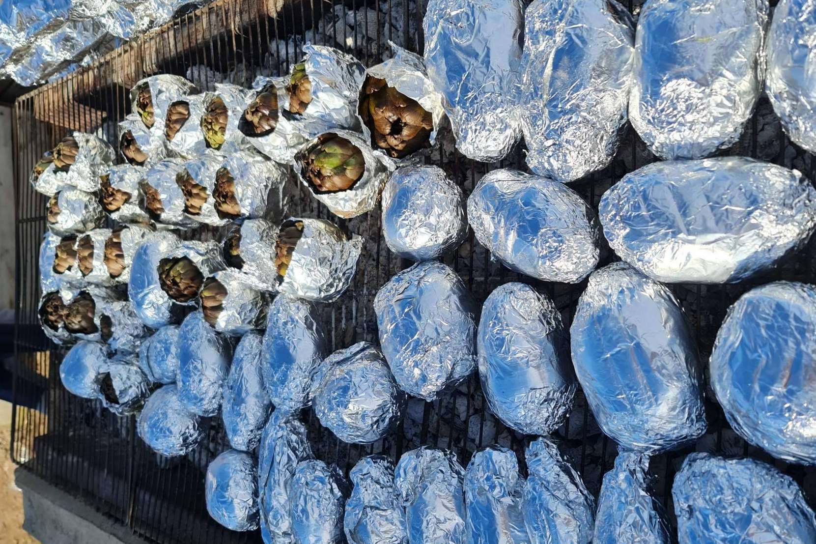 Cal Delaida ofrece alcachofas y patatas asadas de una forma muy especial