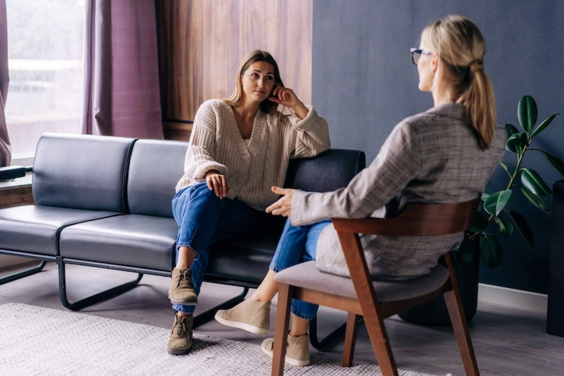 La terapia psicológica como tratamiento de la dependencia emocional
