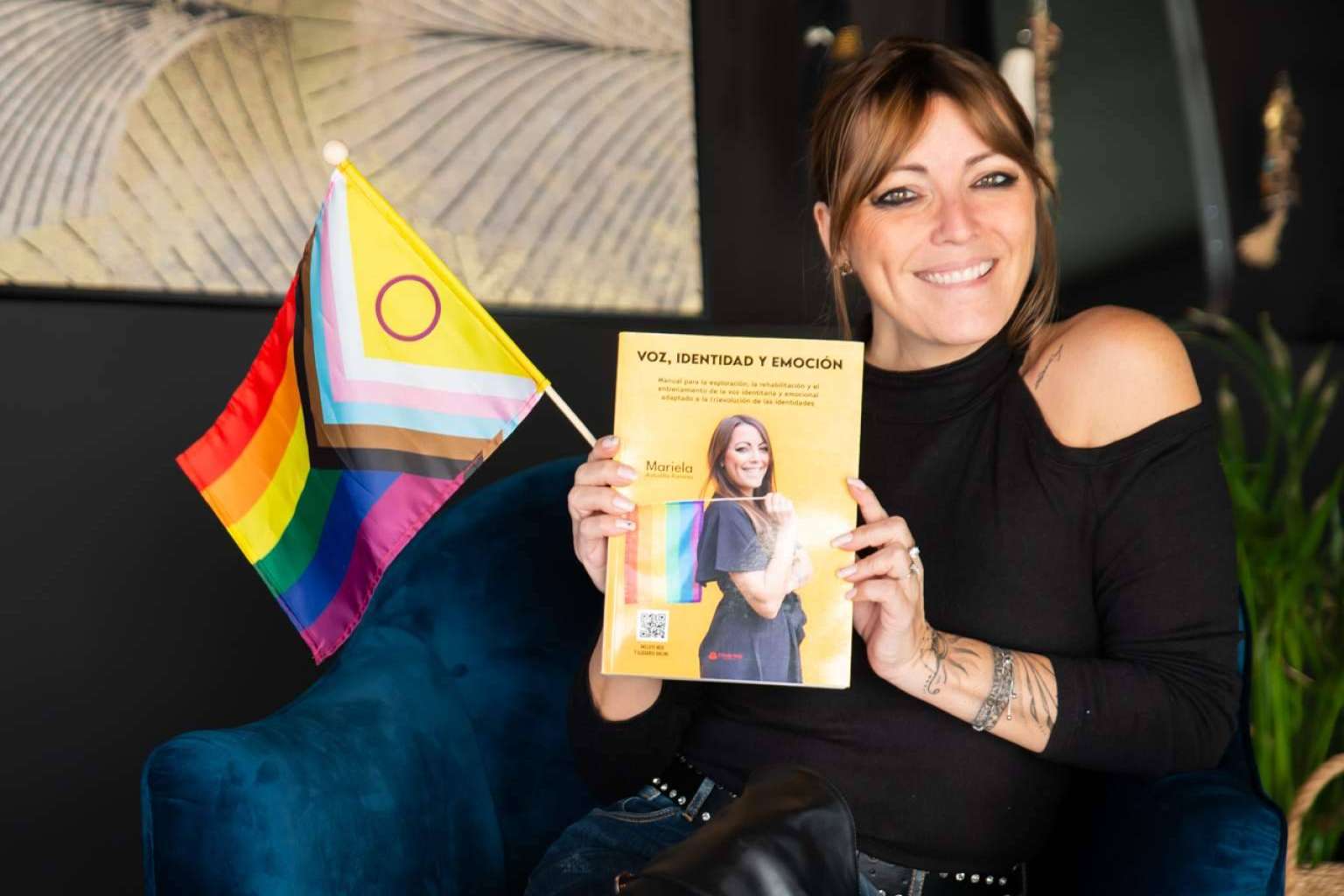Mariela Astudillo publica un libro especializado en feminización de la voz y voz identitaria, 'Voz, identidad y emoción'