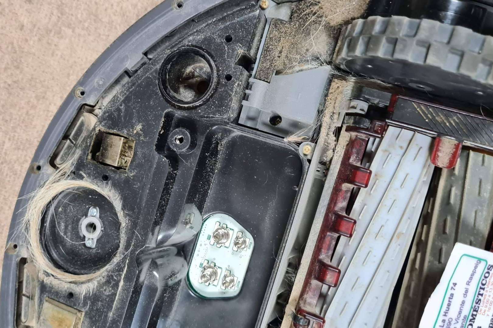 Evitar averías con una limpieza semanal del robot aspirador, el consejo de Sator Electrónica