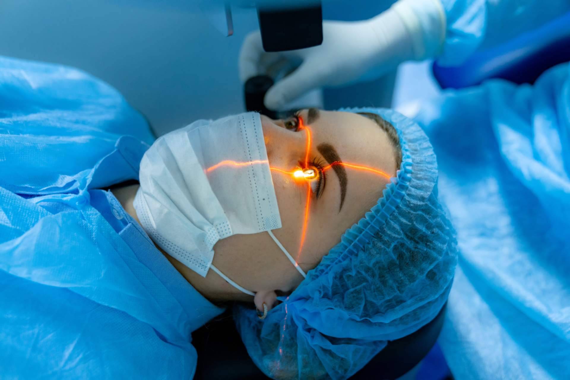 El Departamento de Oftalmología del Hospital Universitario Dexeus realiza la cirugía para el orzuelo
