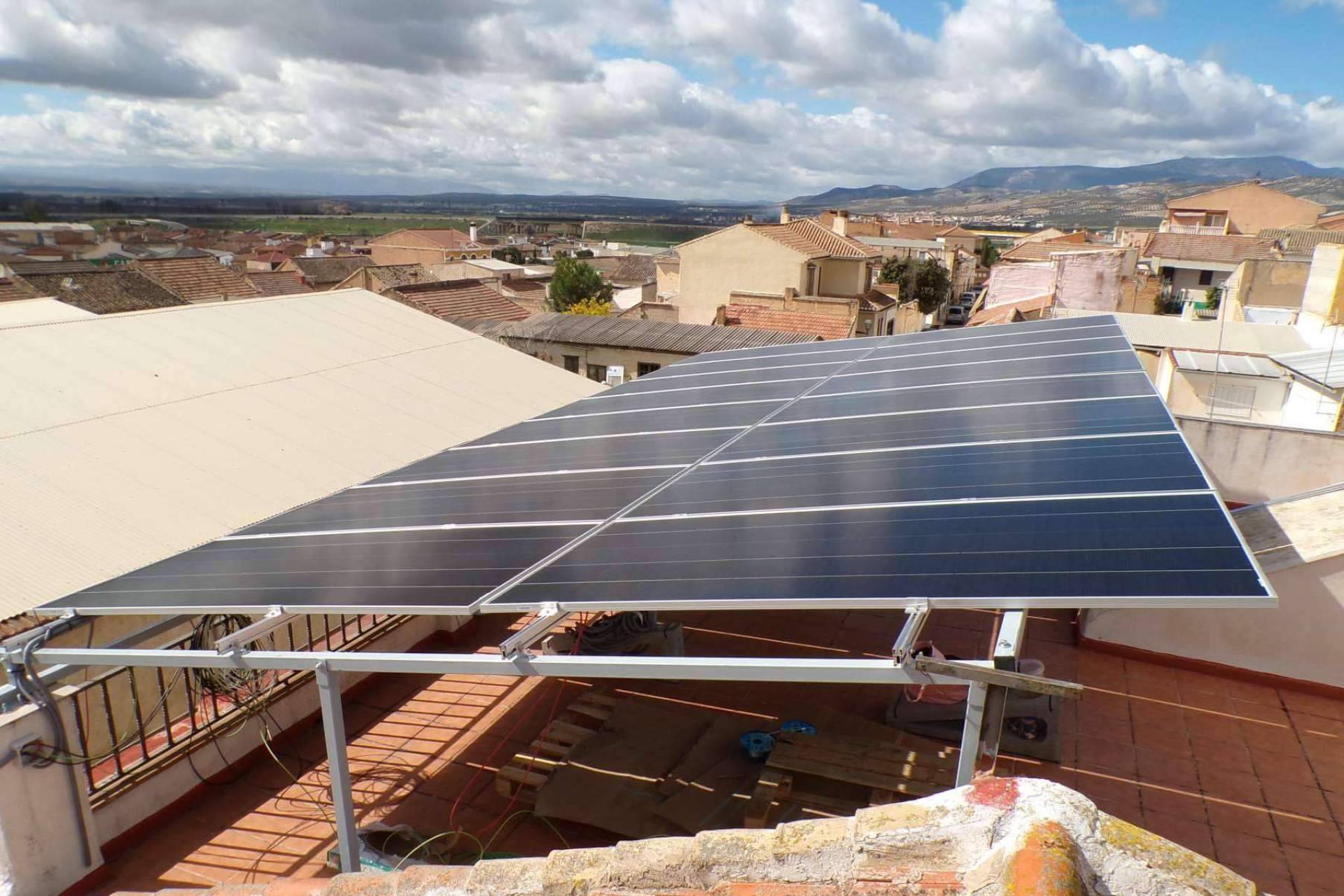 Cuáles son los beneficios de una instalación fotovoltaica de autoconsumo conectada, por Grupo Jalcris