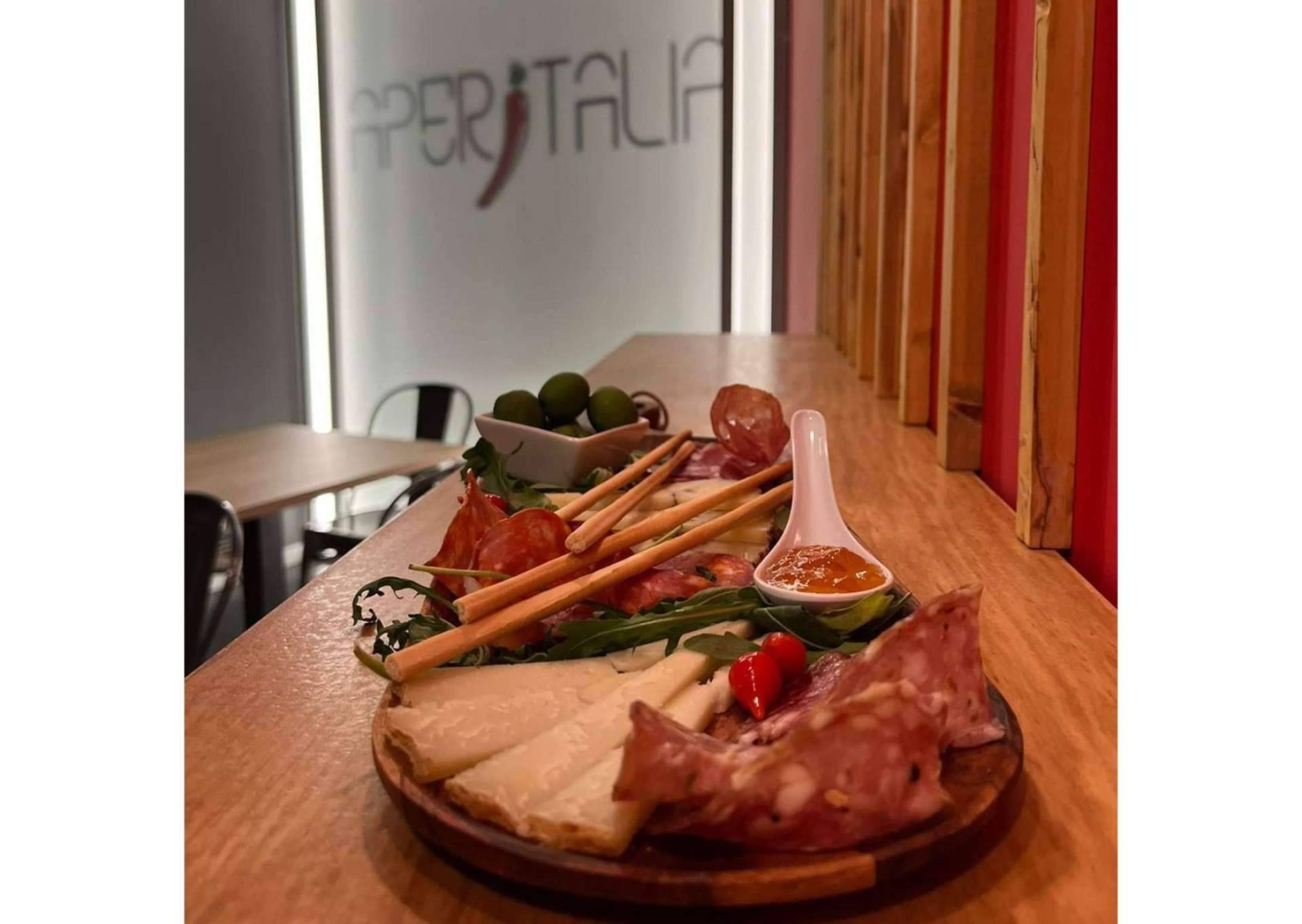 Aperitalia permite vivir la experiencia de degustación y maridaje entre el vino italiano y las tablas de embutidos y quesos